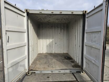 Tweedehands 10FT zeecontainer in grijs, wind- en waterdicht, met gelaste staalconstructie.