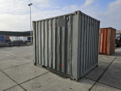 Een stevige tweedehands 10FT zeecontainer, uitgevoerd in Cor-Ten-staal en standaard geleverd in grijs. De container heeft een 28 mm dikke houten vloer en is volledig wind- en waterdicht. Dankzij de ISO-hoeken en sterke constructie is hij geschikt voor transport met kraan of heftruck en kan hij tot meerdere hoog gestapeld worden. Ideaal voor tijdelijke of permanente opslag.