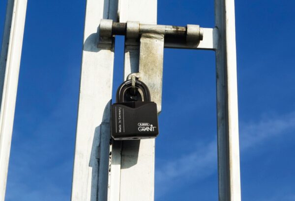 ABUS Hangslot Granit 37/55 op een container
