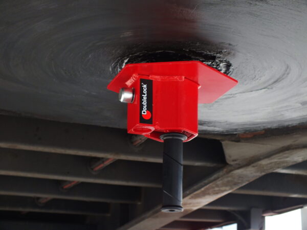 DoubleLock Kingpin Lock Red SCM, SCM-goedgekeurd beveiligingsslot voor trailers en opleggers.