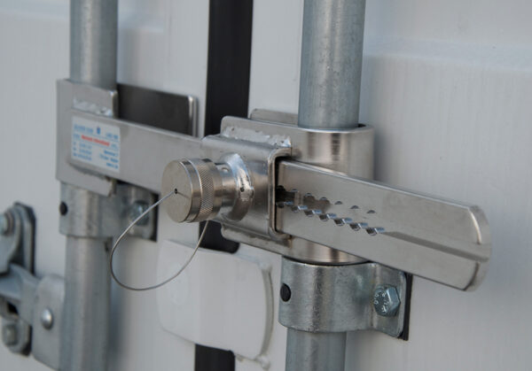 MI Trailerlock 508 beveiliging gemonteerd op de achterdeuren van een trailer voor optimale diefstalpreventie.