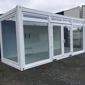Showroom container in wit, ideaal voor exposities.