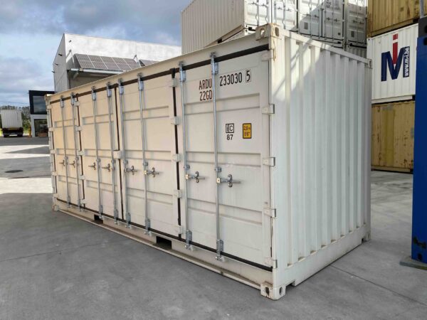 Deuren Een hoogwaardige 20FT open side zeecontainer, eerste reis, slechts één keer gebruikt voor verscheping. Uitgevoerd in wit (RAL 9010), met Cor-Ten-stalen wanden (1,50 mm dik), een geprofileerd dak (2,00 mm dik) en een houten vloer. Wind- en waterdicht en voorzien van gegalvaniseerde deursluitingen. Dankzij de dubbele toegang via de korte én lange zijde is deze container ideaal voor efficiënte opslag en transport.