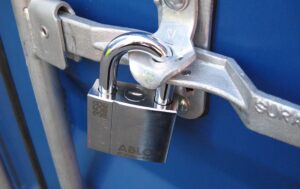 Abloy PL358 hangslot door oog haak op container