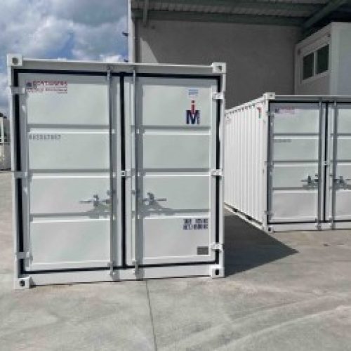 10FT opslagcontainer in blauw of wit, eenmalig gebruikt, met houten vloer en gegalvaniseerde deursluitingen.