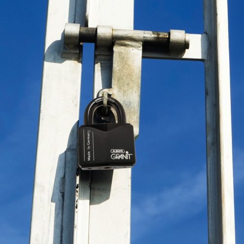 ABUS Hangslot Granit 37/55 op een container