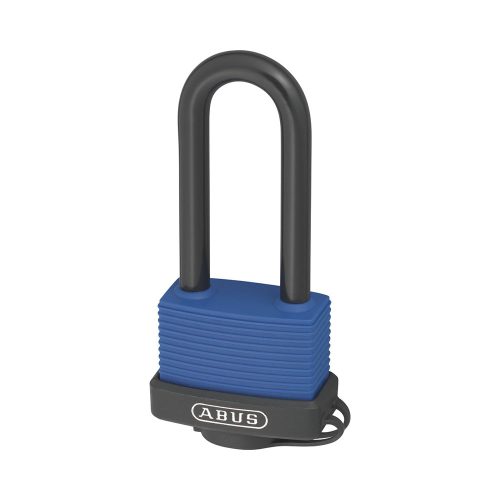 Abus® 70IB/45 HB63 Aqua Safe hangslot aan een hek in een regenachtige omgeving.