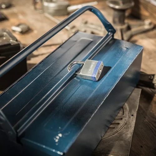 gereedschapskist met abus hangslot